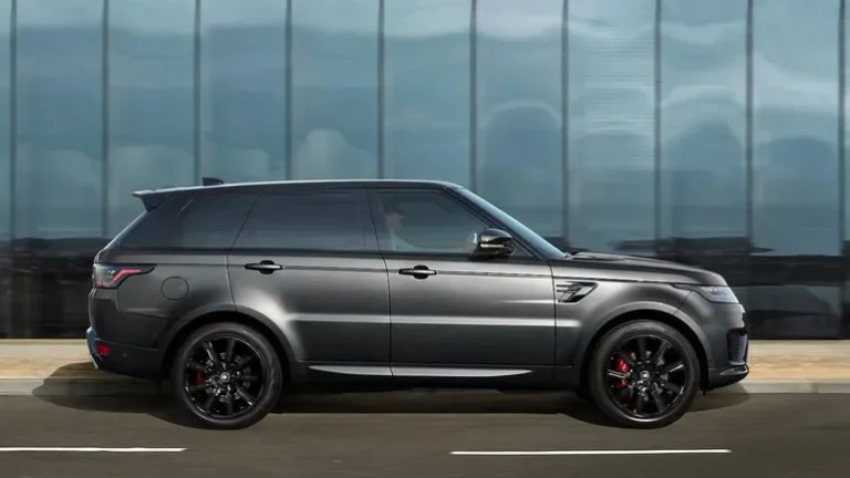 SUV Land Rover gris en mouvement illustrant le remplacement de moteur diesel d'occasion