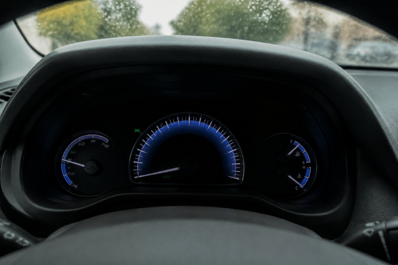 Tableau de bord voiture hybride au cap des 100 000 km