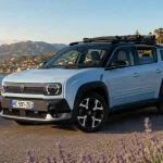 Essai Renault 4 E-Tech Plein Sud avec toit en toile ouvert sur route côtière