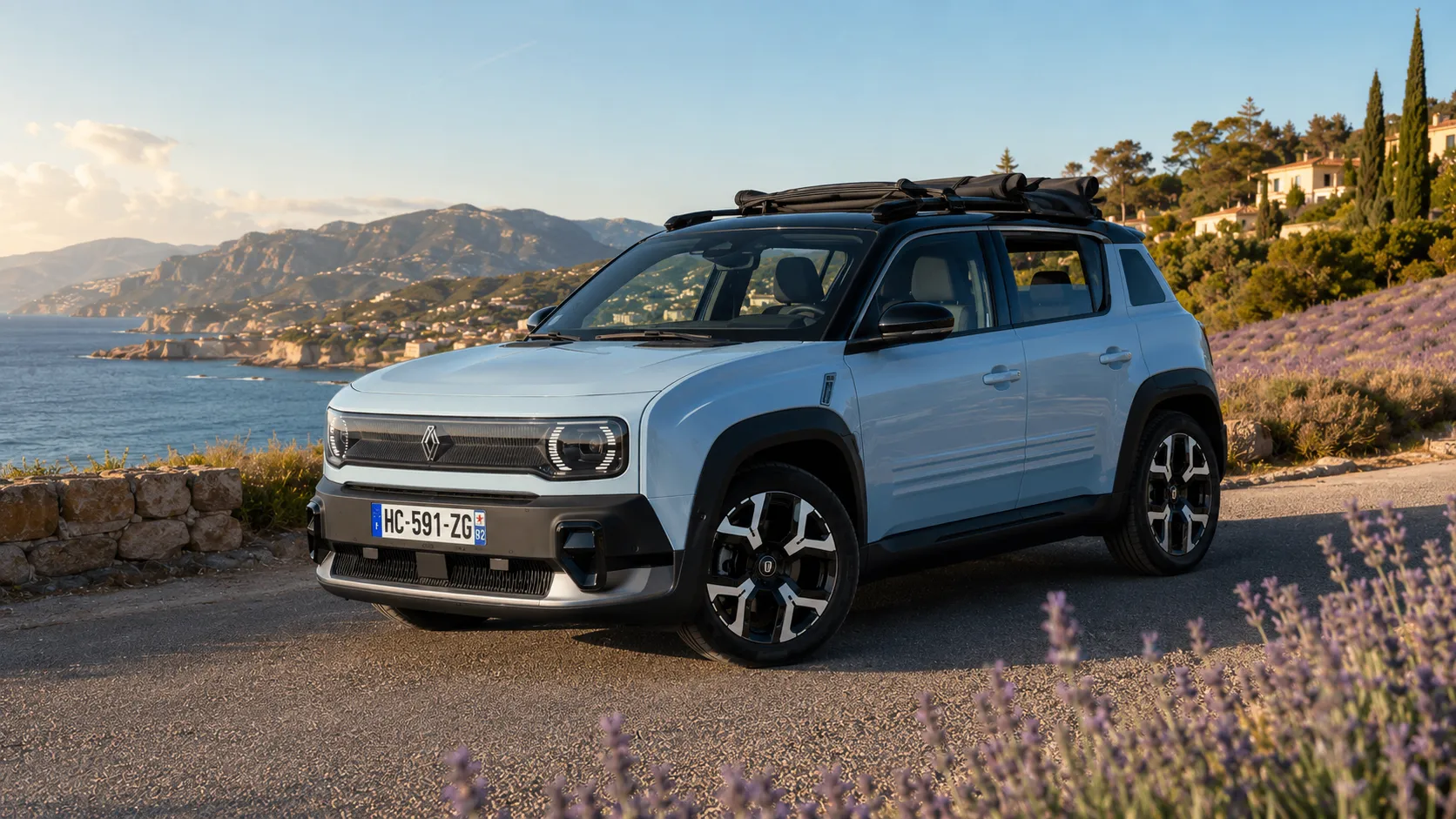 Essai Renault 4 E-Tech Plein Sud avec toit en toile ouvert sur route côtière