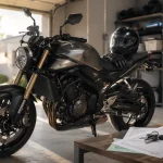 Moto roadster garée dans un garage avec casque, gants et papiers du véhicule avant de souscrire une assurance moto